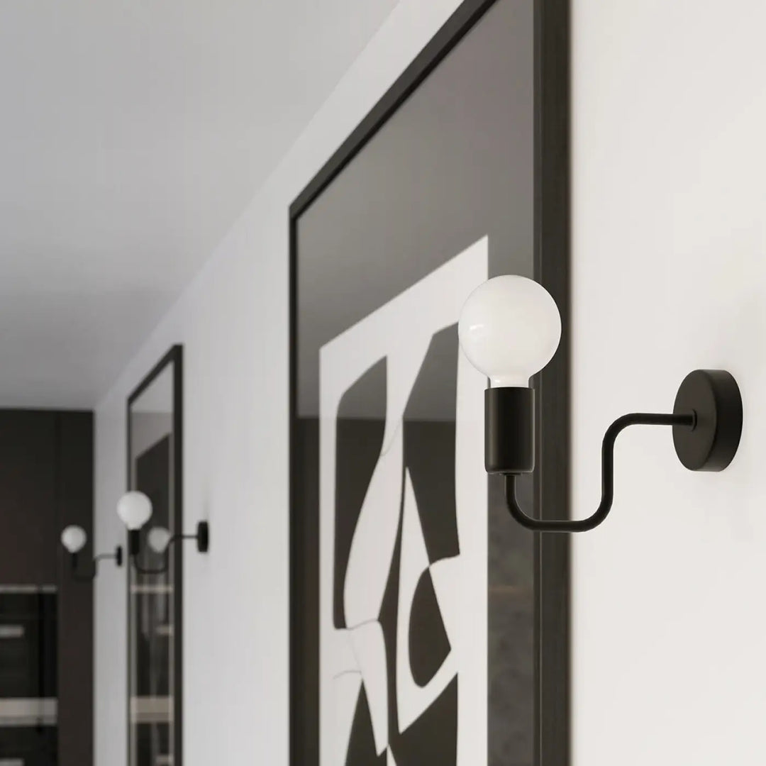 Applique murale vector noir avec lampe vector sphérique en verre dépoli pour un loft branché au superbe design