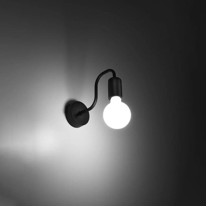 Applique murale vector noir en fer forgé avec lampe vector sphérique lumineuse pour un loft branché superbe design