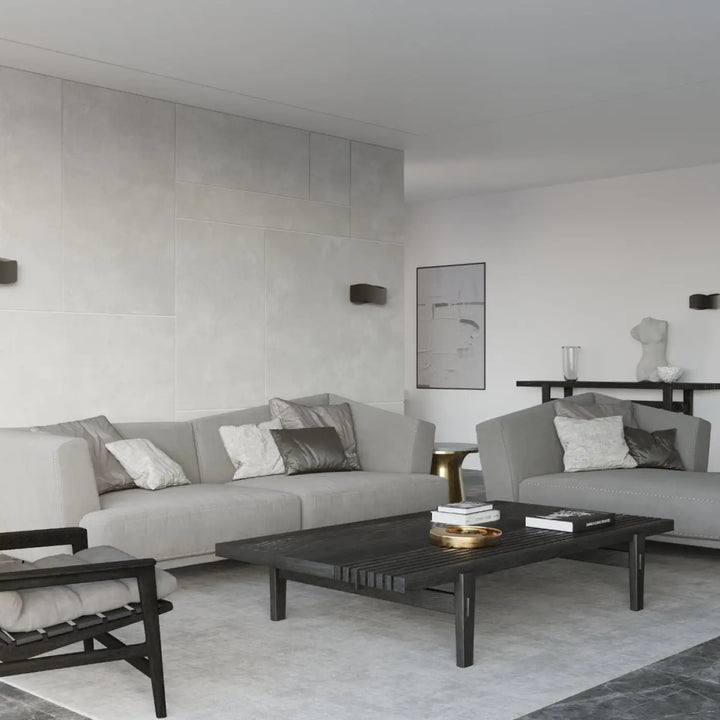Applique murale tila 30 noir design original avec canapé sectionnel gris moderne et table basse en bois sombre