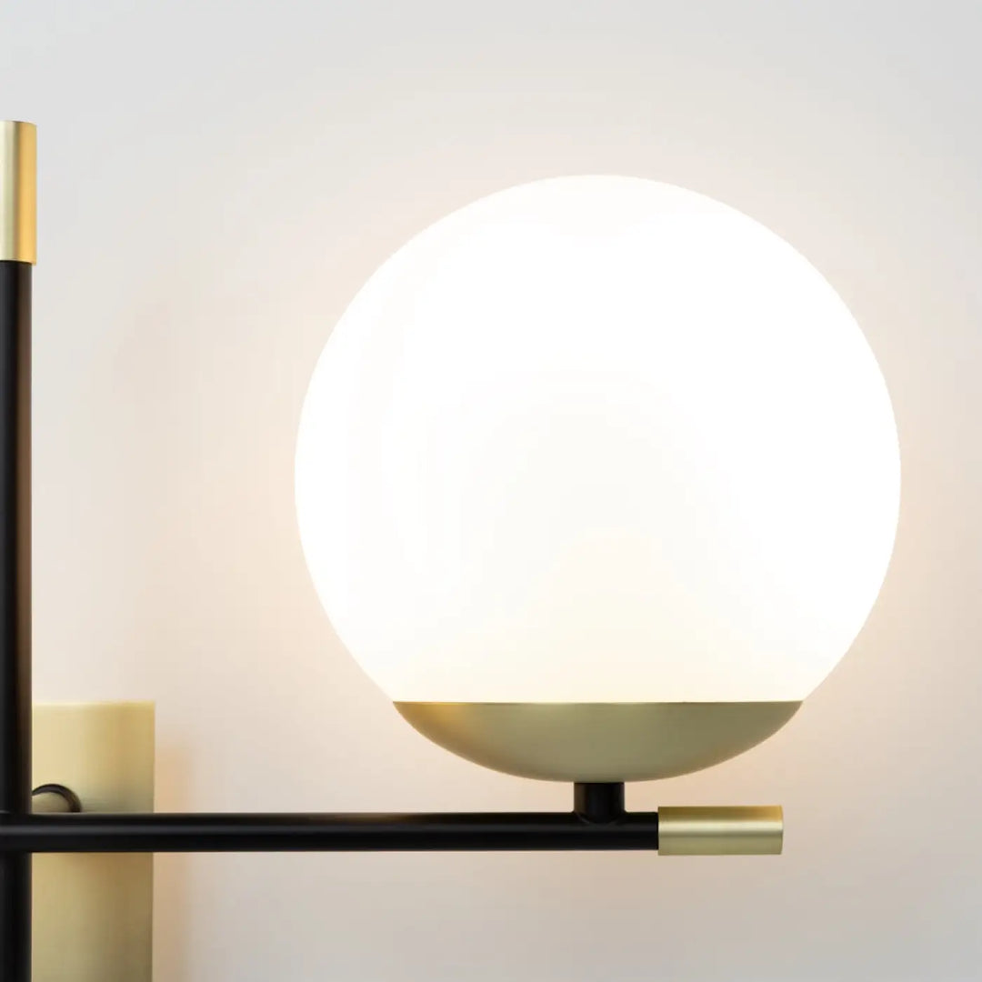 Applique murale nostalgie double globe en verre opalin avec structure en acier noir et accents dorés modernes