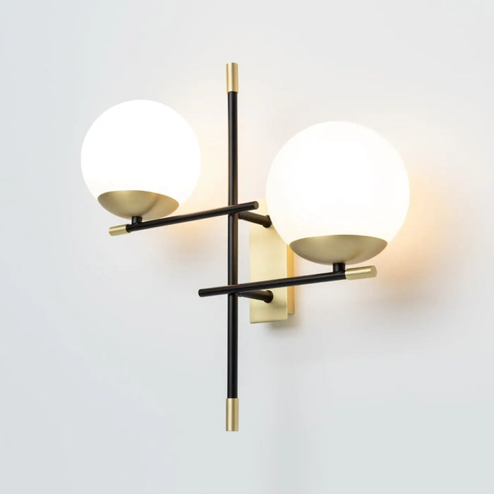 Applique murale nostalgie double globe en acier noir avec accents laiton et abat-jours en verre opalin