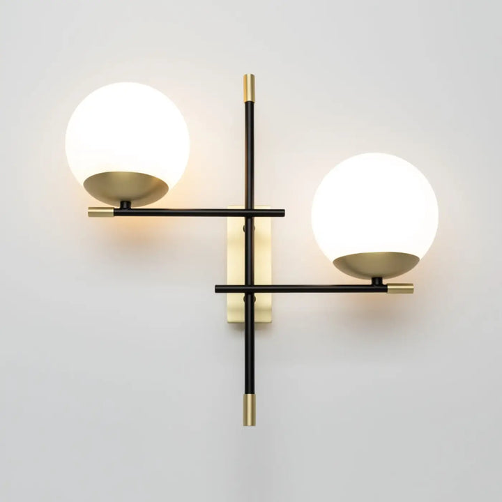 Applique murale nostalgie double globe en acier noir avec accents en laiton et globes en verre opalin dépoli