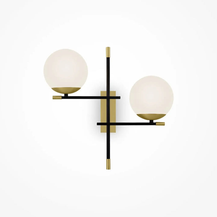 Applique murale nostalgie double globe en acier noir avec accents laiton et globe en verre opalin crème matinée