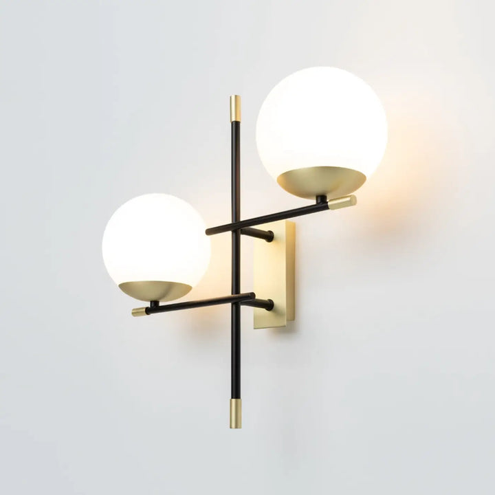 Applique murale nostalgie double globe en acier noir avec verre opalin et accents en laiton moderne et élégant