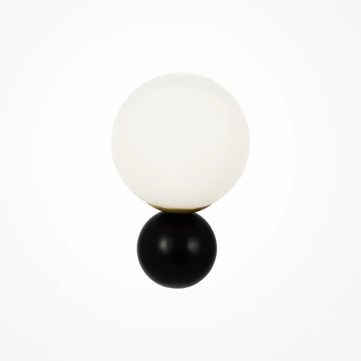 Applique murale nostalgia avec globe opalin en verre et base sphérique en acier noir mat