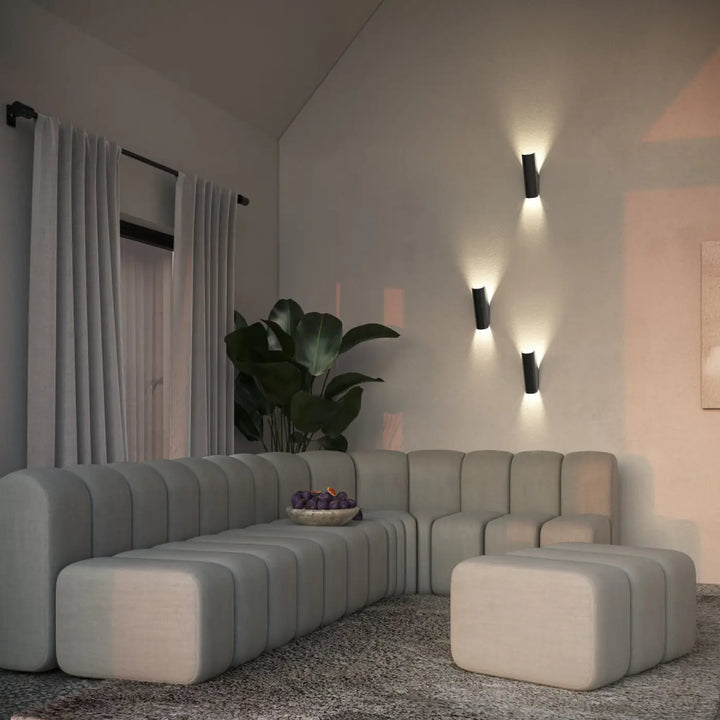 Beige canapé modulaire sectionnel avec dossier et coussins segmentés, idéal pour l applique murale notta à lumière douce