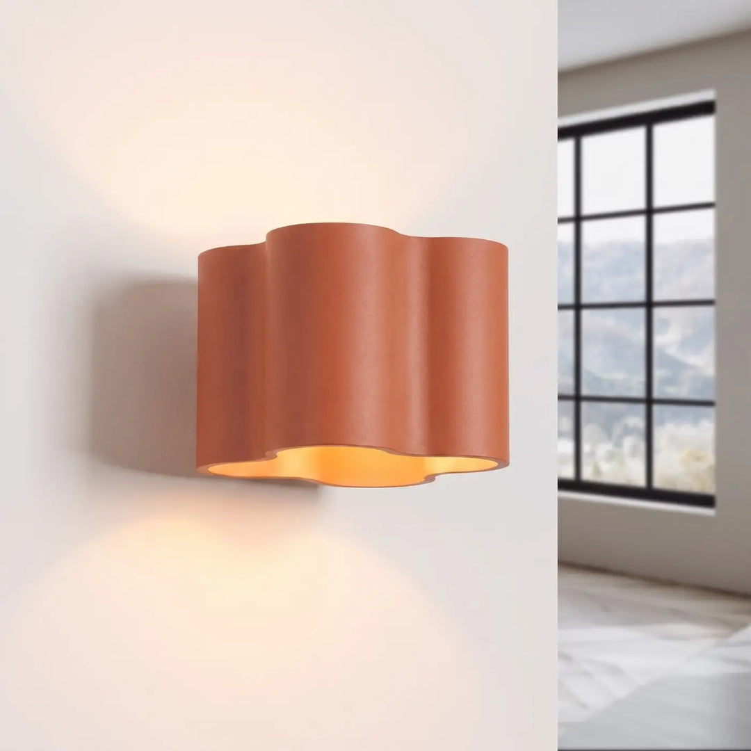 Applique murale Ovio en aluminium ocre rouge, allumée
