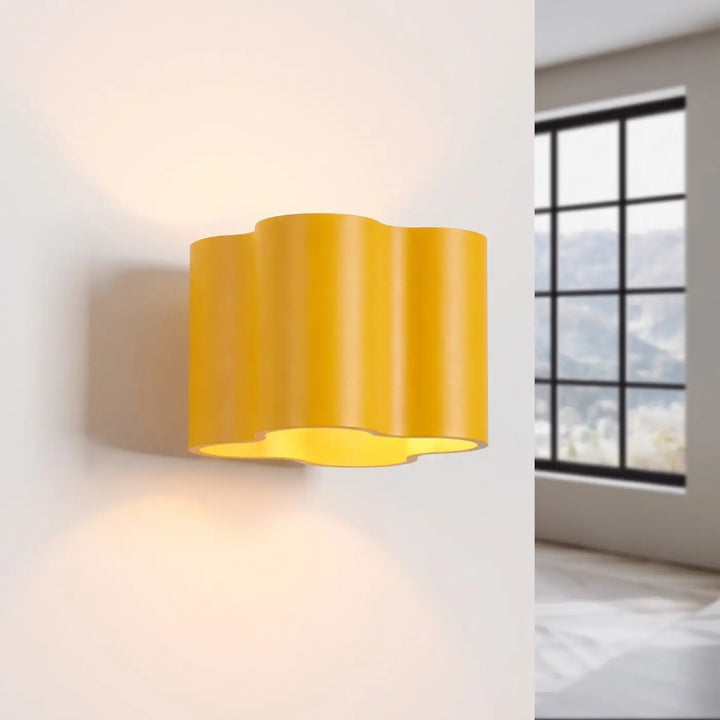Applique murale Ovio en aluminium jaune, allumée