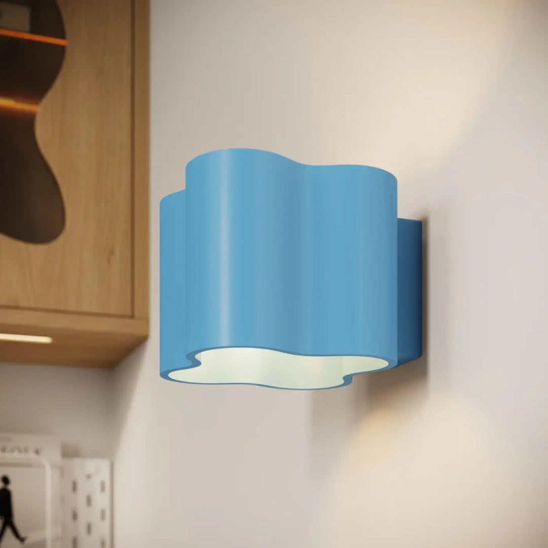 Applique murale Ovio en aluminium bleu azur, fixée au mur, vue rapprochée