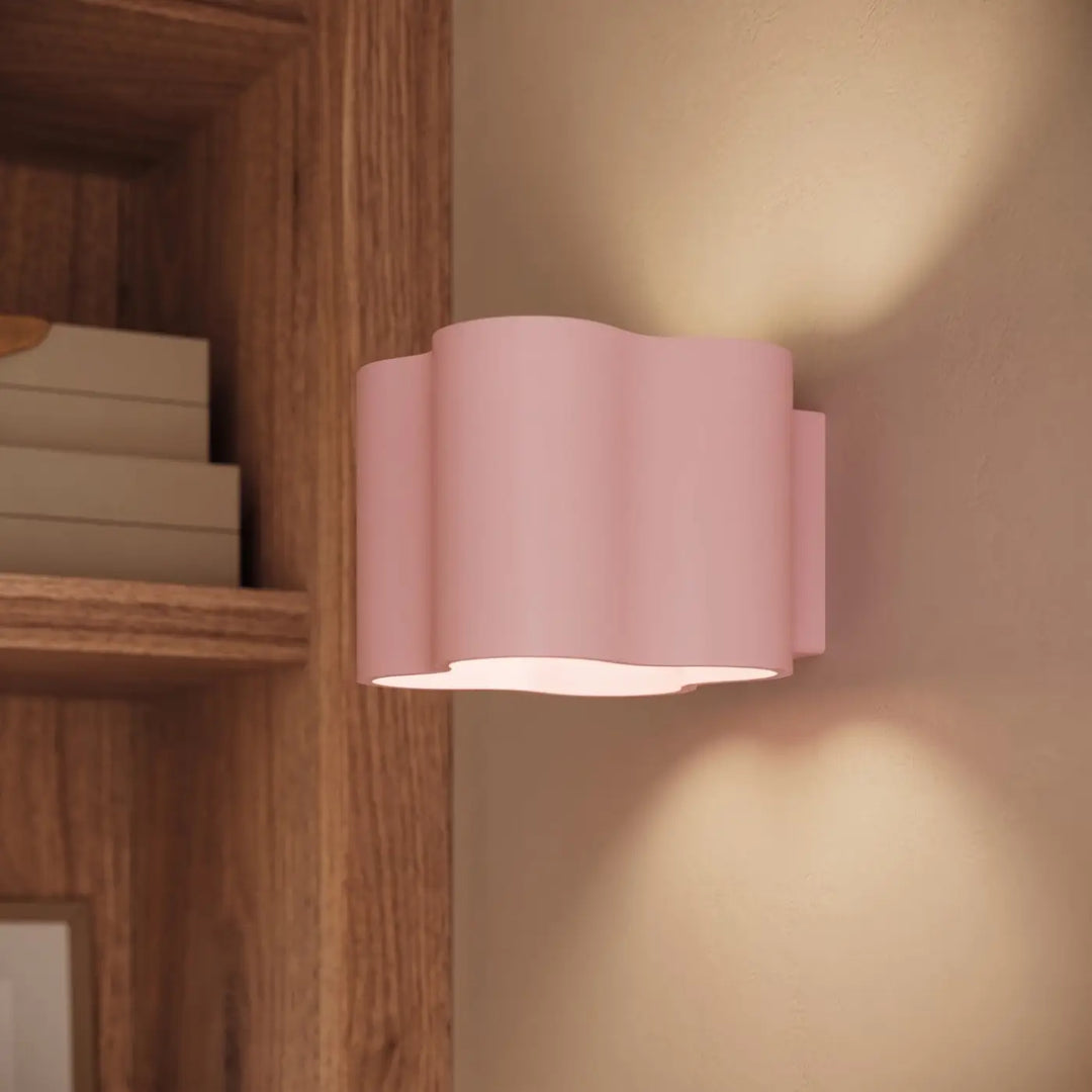 Applique murale Ovio en aluminium rose, fixée au mur, vue rapprochée