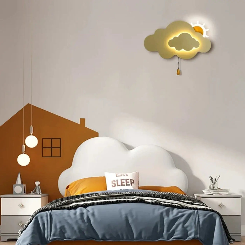 Applique murale nuageuse nimBus en forme de nuage doré avec détail soleil et chaînette goutte de pluie pendante