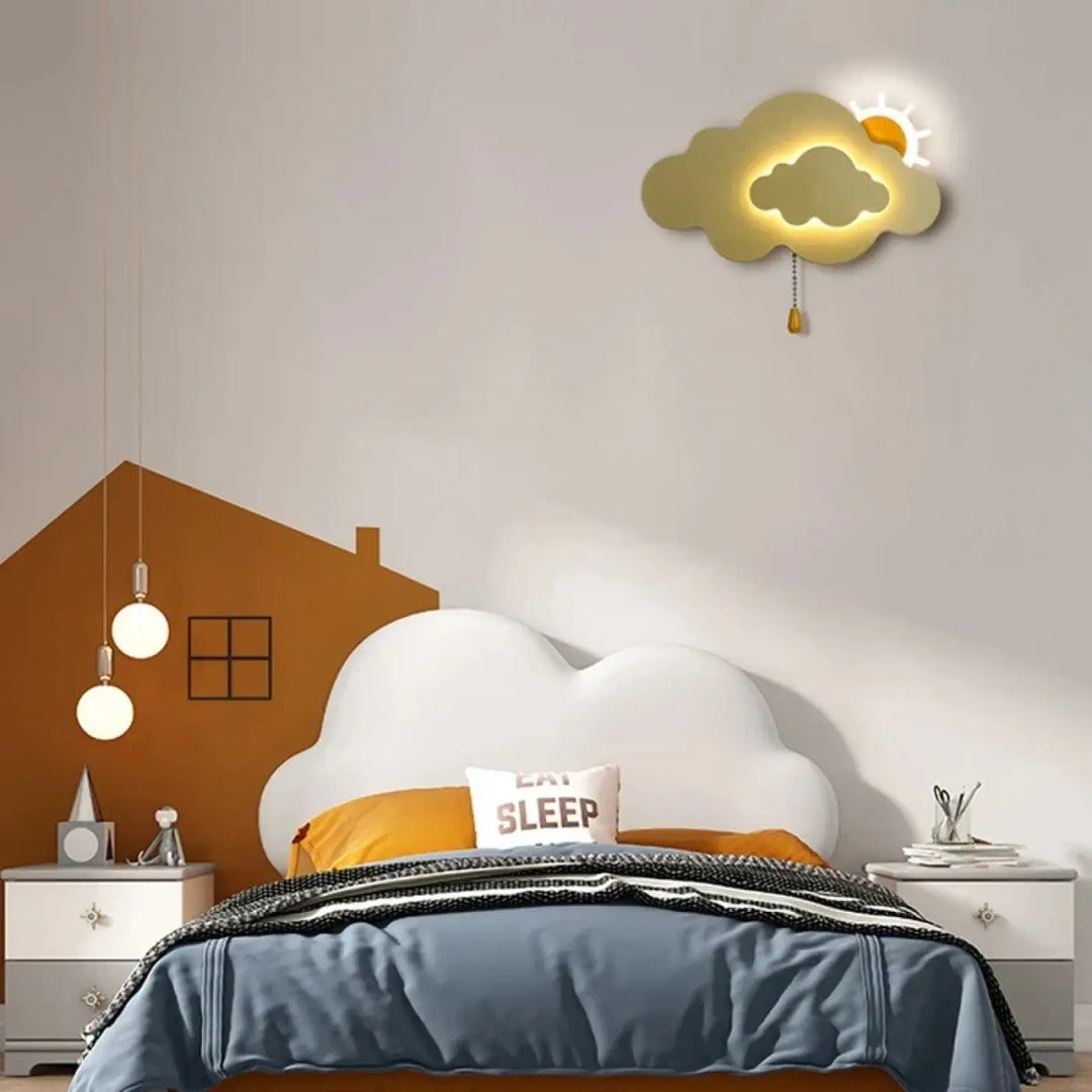 Applique murale nuageuse nimBus en forme de nuage doré avec détail soleil et chaînette goutte de pluie pendante