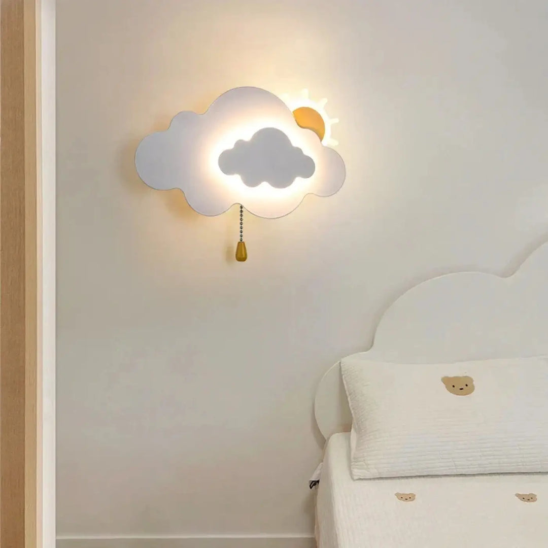 Applique murale nuageuse blanche avec détail soleil jaune et chaînette de tirage modèle nimbus