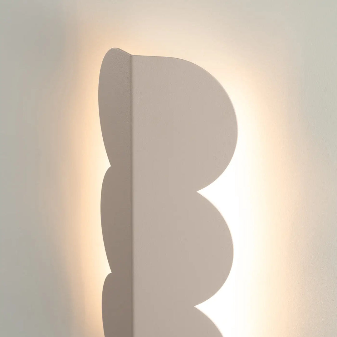 Applique murale BISCUIT taupe allumée, vue de profil