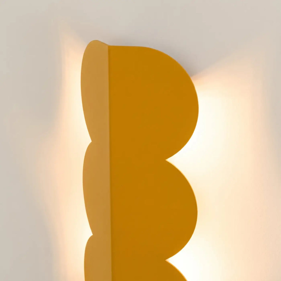 Applique murale BISCUIT jaune allumée, vue de profil