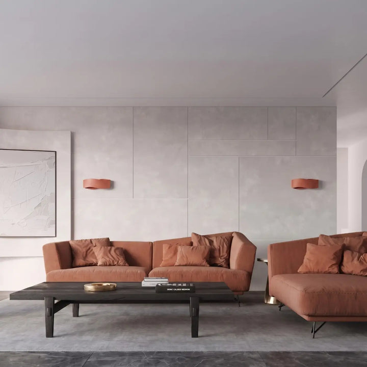 Applique murale ocre rouge dans un intérieur contemporain