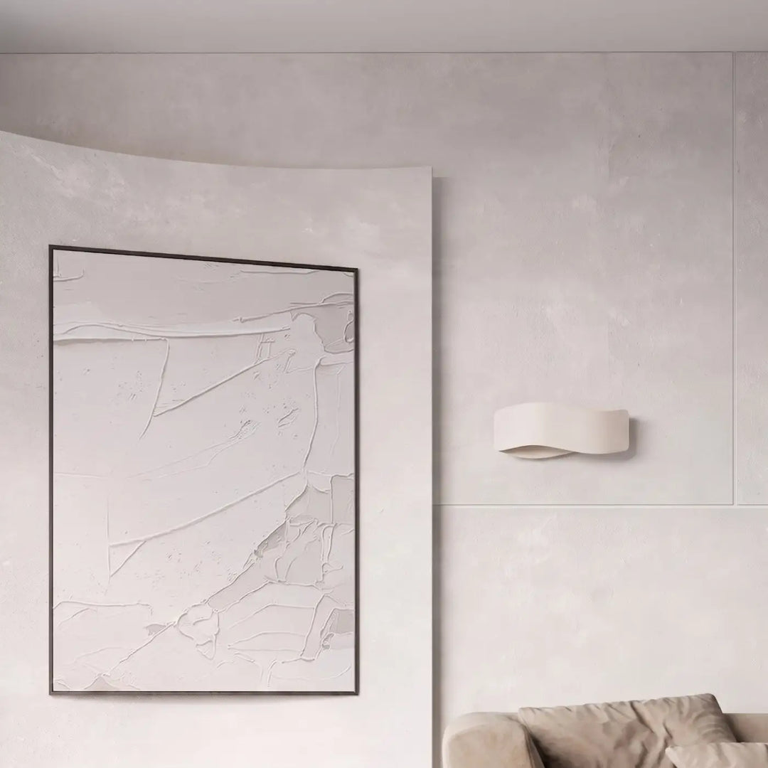 Applique murale beige allumée, vue rapprochée