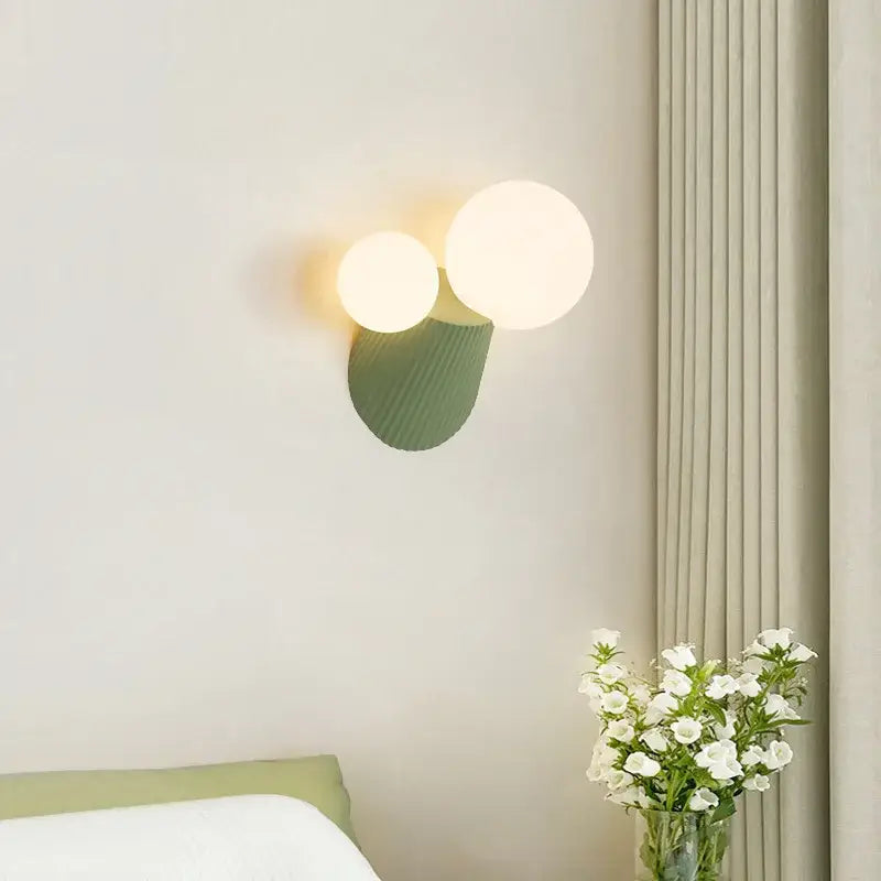 Applique murale original avec support canelé et 2 boules blanches

