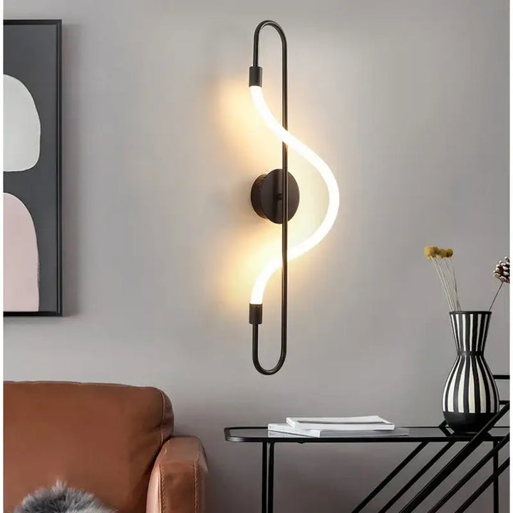 Applique murale originale avec long tube en LED

