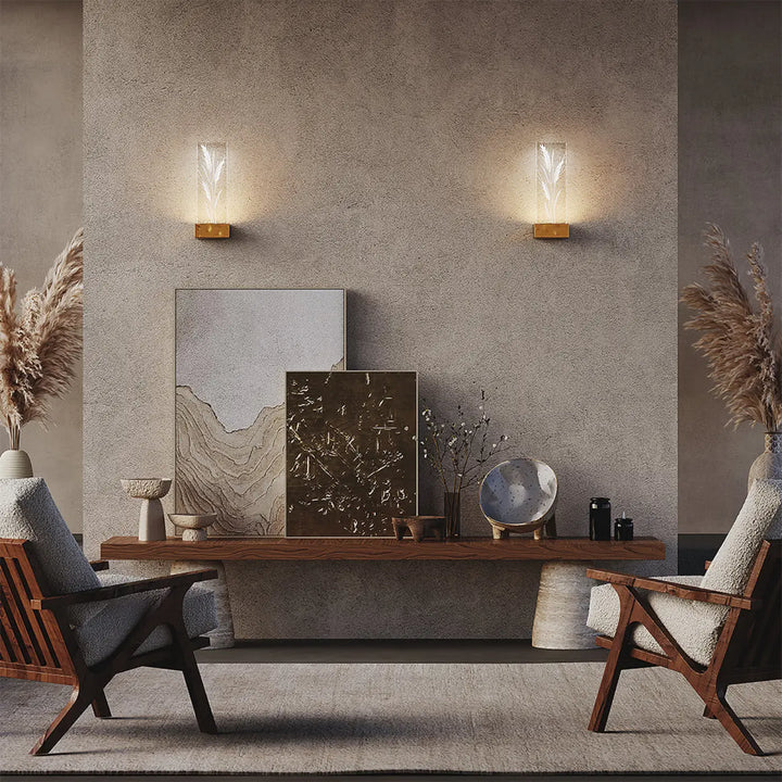 Deux appliques murales ornate avec bases dorées et abat-jour en verre clair émettant une lumière chaude