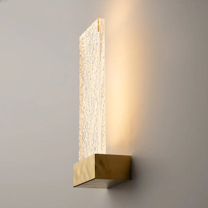 Applique murale ornate en métal doré brossé avec panneau en verre translucide texturé pour intérieur moderne