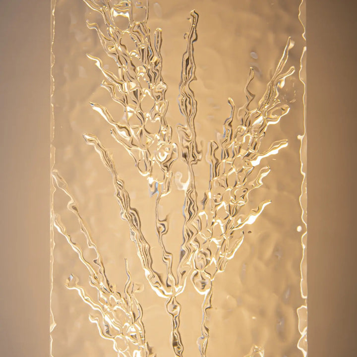 Applique murale ornate en verre texturé translucide avec motif gravé imitant des branches fluides lumineux