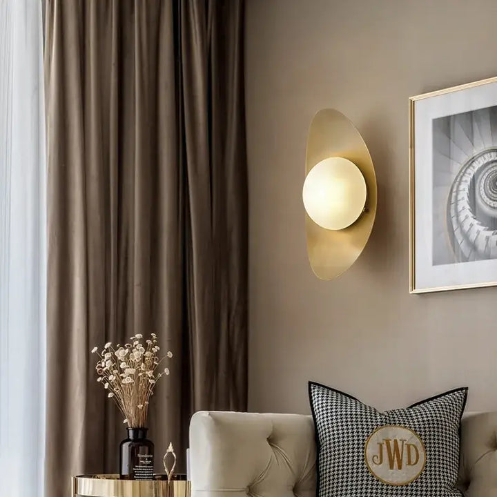 Applique Murale Ovale Dorée Avec Une Boule Blanche