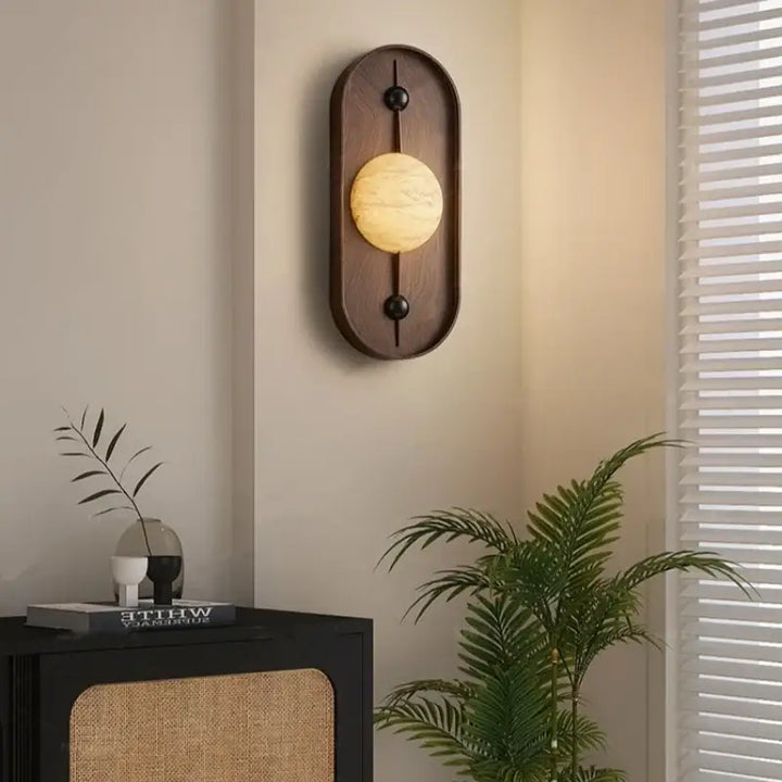 Applique Murale Ovale En Bois Foncé Avec Boule Blanche