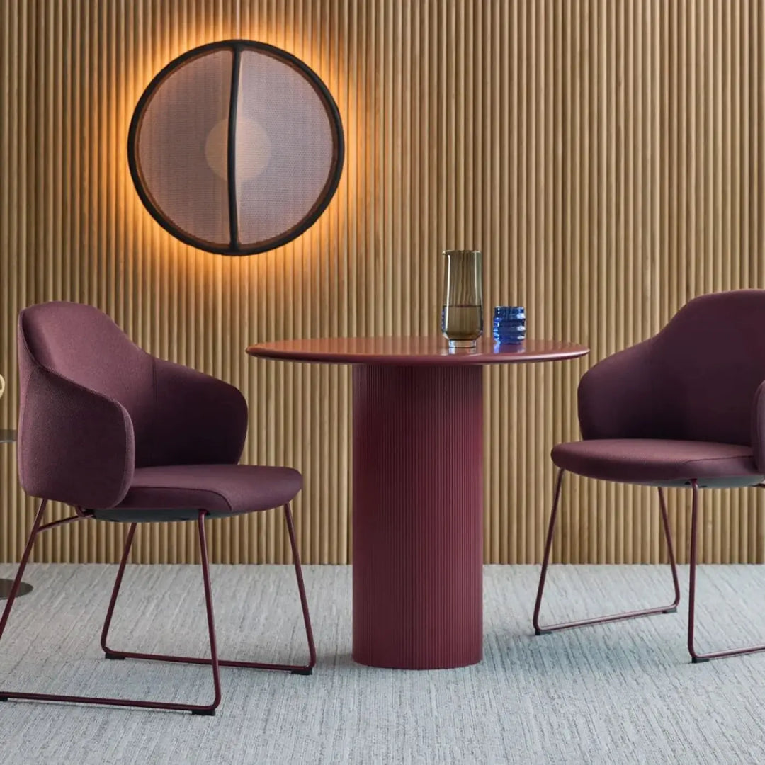 Applique murale pantaya maroon avec table cylindrique tricot tendu design patricia urquiola