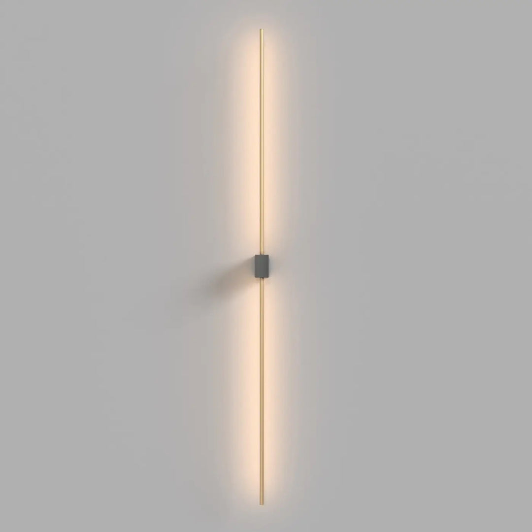 Minimaliste applique murale pars en métal doré à tige verticale avec éclairage d’ambiance chaud et design moderne