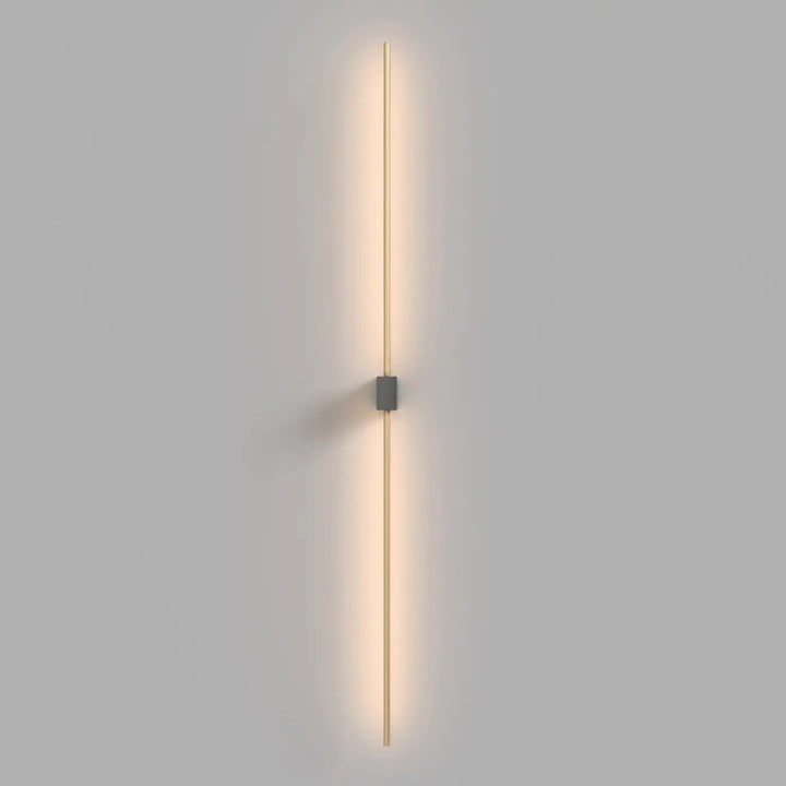 Minimaliste applique murale pars en métal doré à tige verticale avec éclairage d’ambiance chaud et design moderne