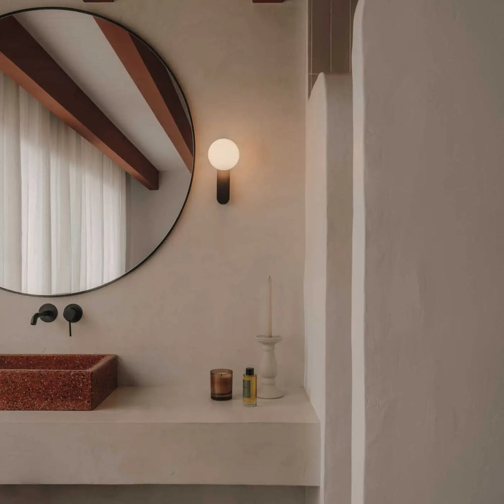 Applique murale Perlina noire dans un intérieur #couleur_noir