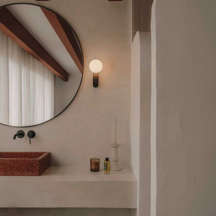 Applique murale Perlina noire dans un intérieur #couleur_noir