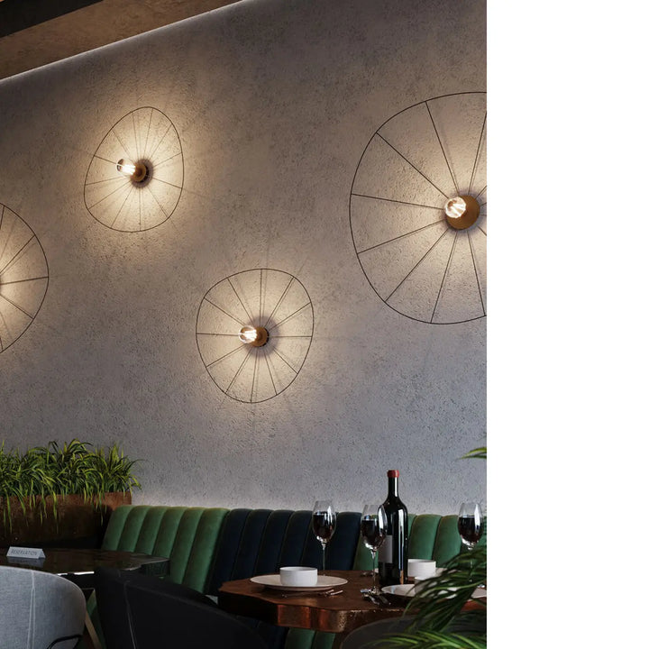 Applique murale et plafonnier eskola 70 noir avec design en fil métallique et centre laiton chaud, collection eskola
