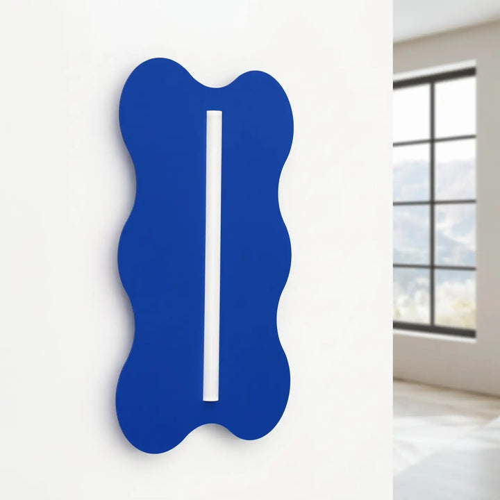 Applique murale KLOVER outremer éteinte, posée au mur