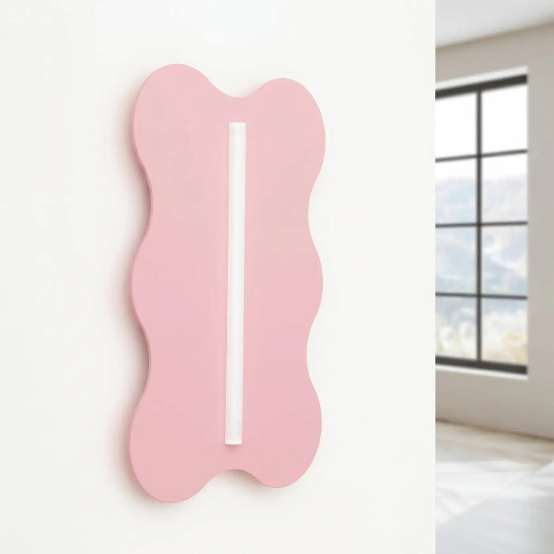 Applique murale KLOVER rose éteinte, posée au mur