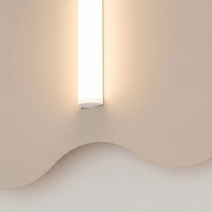Applique murale KLOVER beige allumée, détail du tube