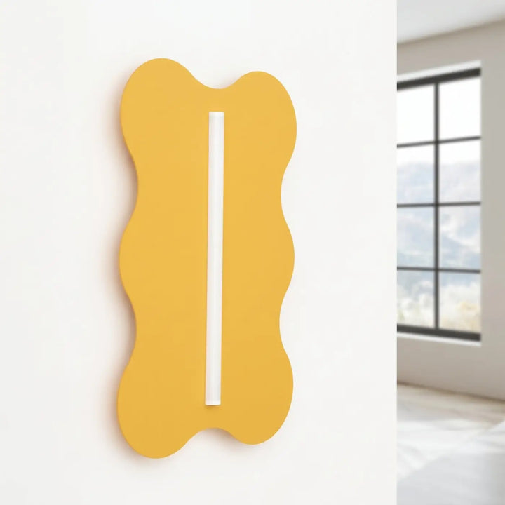 Applique murale KLOVER jaune éteinte, posée au mur