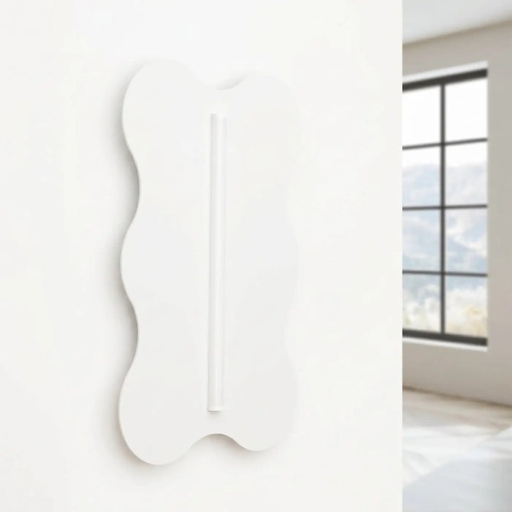 Applique murale KLOVER blanc éteinte, posée au mur