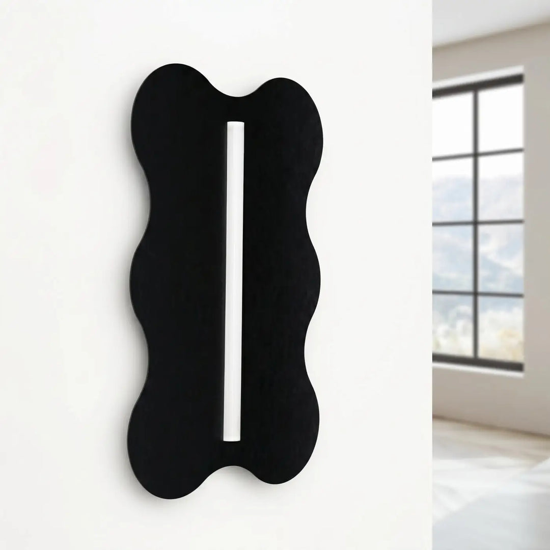 Applique murale KLOVER noir éteinte, posée au mur