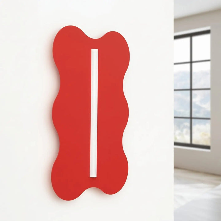 Applique murale KLOVER rouge éteinte, posée au mur