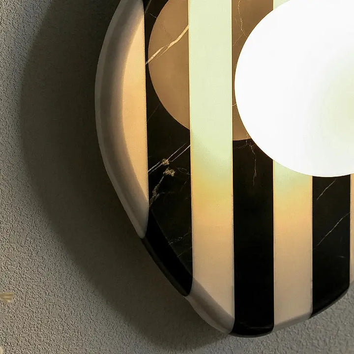 Applique murale rayé en noir et blanc

