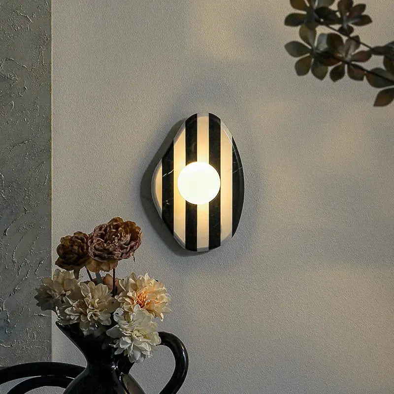 Applique murale rayé en noir et blanc

