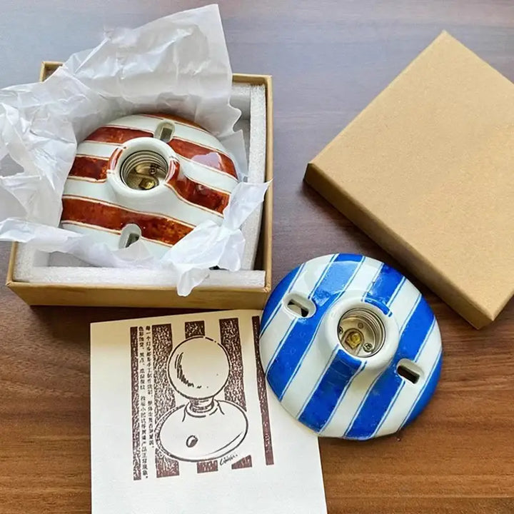 Applique Murale Rayée En Blanc Avec Du Bleu Ou Du Marron