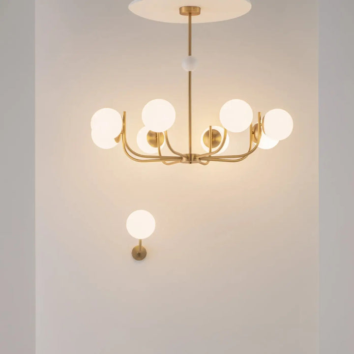 Applique murale rendez avec bras doré et globes en verre dépoli pour un éclairage élégant et moderne