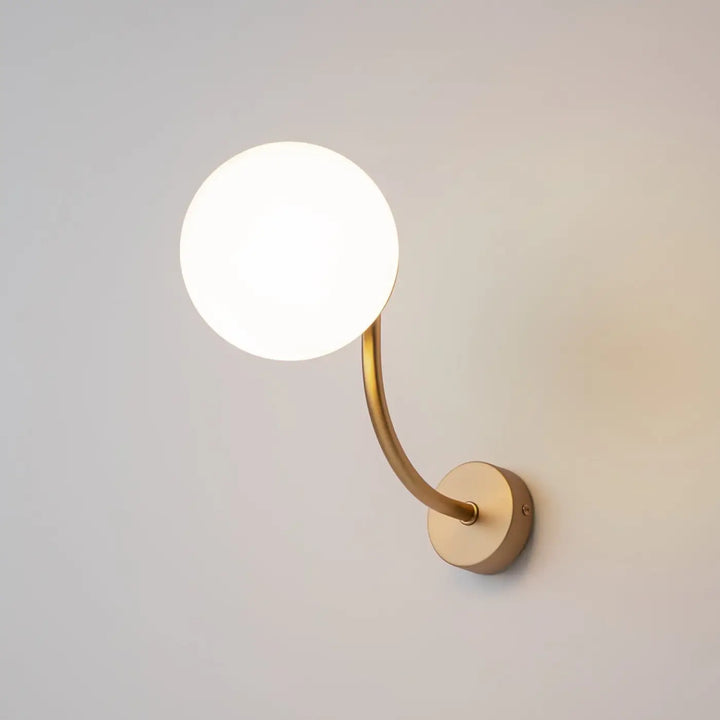Applique murale rendez avec bras doré courbé et globe en verre blanc givré pour éclairage élégant mural