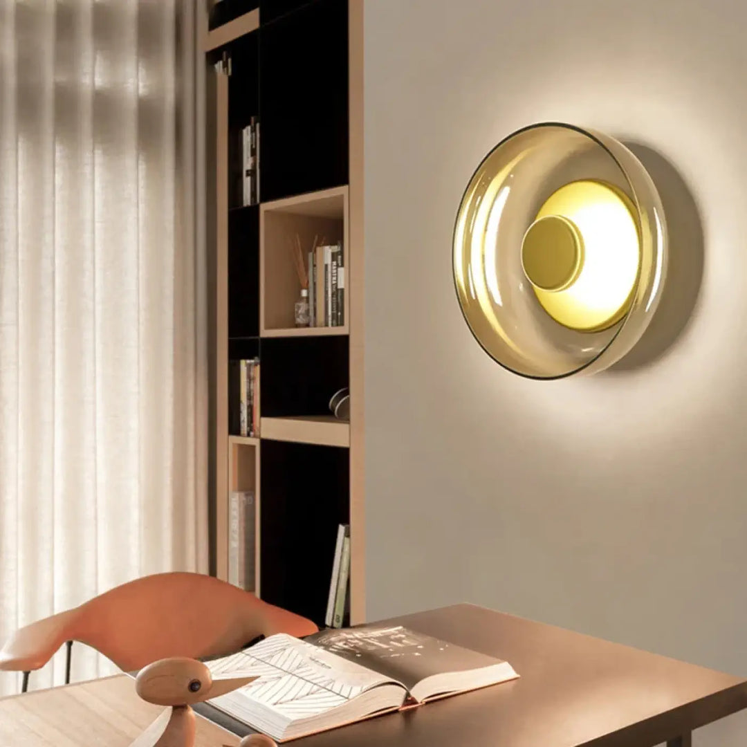 Applique murale ORIA circulaire moderne avec abat-jour en verre ambré translucide et lumière jaune chaude