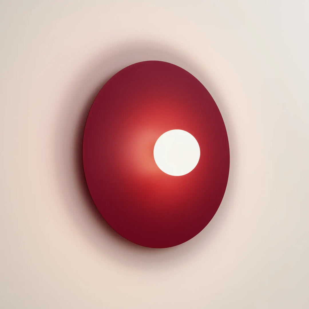 Applique murale ake 50 bordeaux en disque métallique rond avec sphère laiteuse créent une ambiance inspiration rétro