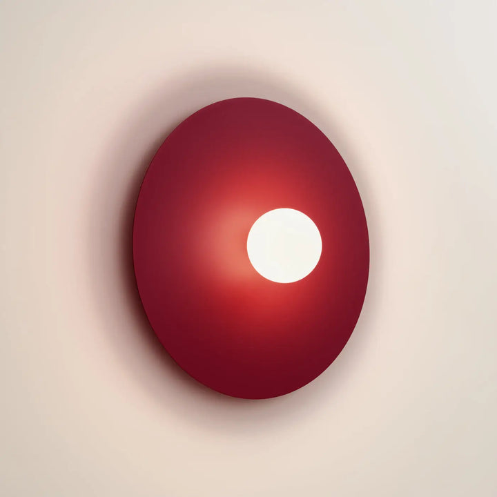 Applique murale ake 50 bordeaux en disque métallique rond avec sphère laiteuse créent une ambiance inspiration rétro