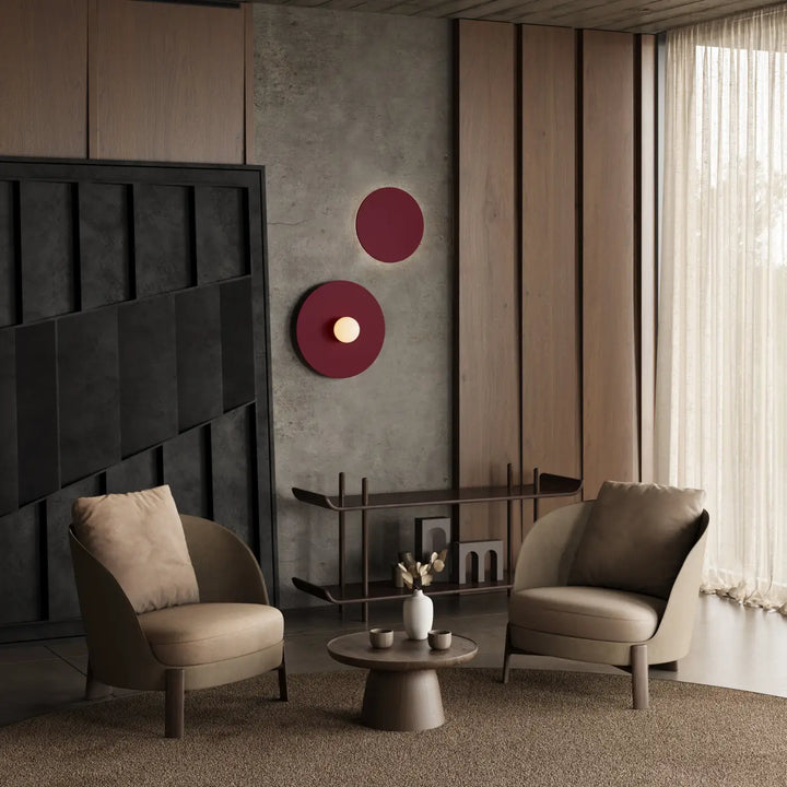 Applique murale ake 50 bordeaux avec disque métallique rond et sphère laiteuse créent lumière chaude d’inspiration rétro